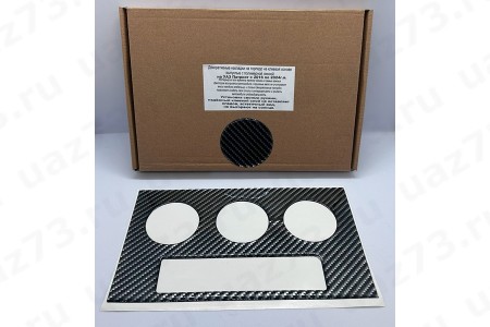 НАКЛЕЙКА ДЕКОРАТИВНАЯ НА ТОРПЕДО УАЗ ПАТРИОТ с 2016г. (КАРБОН ЧЕРНЫЙ)