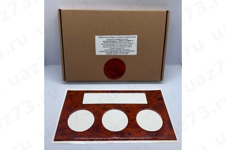 НАКЛЕЙКА ДЕКОРАТИВНАЯ НА ТОРПЕДО УАЗ ПАТРИОТ с 2016г. (ДЕРЕВО)